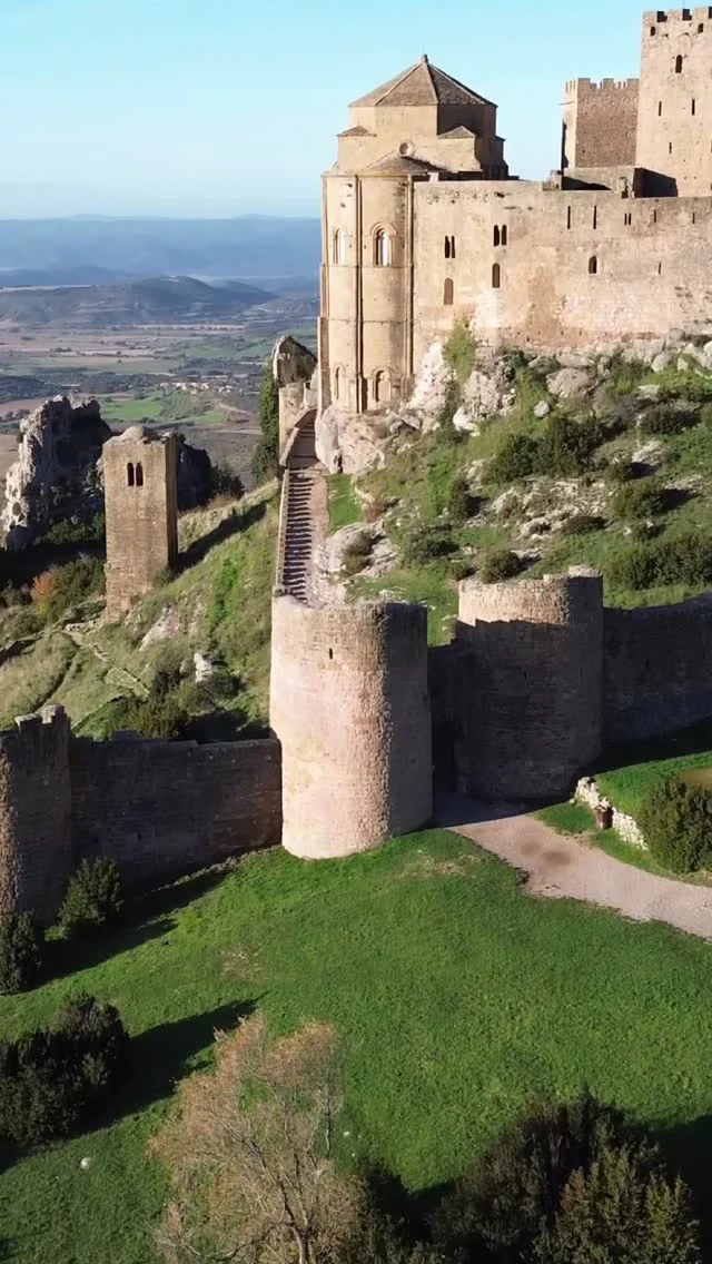 Hoy en Fragmentos de historia, Sergio nos explica una de las zonas más especiales del Castillo de Loarre. 

👉 Si no quieres perderte nada de lo que esconden estos muros puedes reservar tu entrada en la web.

🎟️ www.castillo-loarre.es

#castillodeloarre #pirineoaragones #hoyadehuesca #castillosdeespaña #castillosypalacios #huescalamagia #arteromanico #huesca #huescaturismo #rutadecastillos