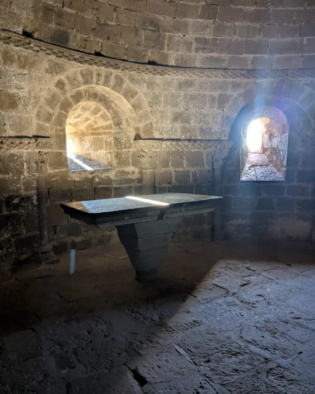 ✨ Cuando el sol se cuela en la cripta, la historia susurra y el tiempo se detiene. 

Un instante de pura belleza en uno de los castillos más impresionantes de España. 

#castillodeloarre #huesca #huescaturismo #pirineos #castillosypalaciosdeespaña #pirineoaragonés #turismosearagon #romanicoaragones #romanicoespañol