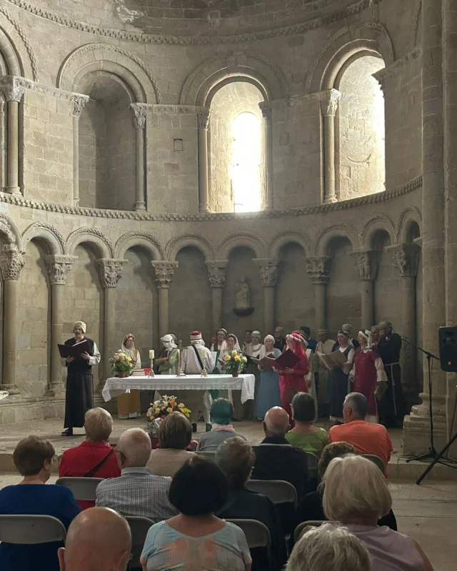En el día de ayer, 1 de junio tuvimos el honor de celebrar un nuevo “Día del Socio”de la Asociación de Amigos del Castillo de Loarre.  Para el equipo gestor del Castillo de Loarre, Eduardo Corrochano así como para el presidente de SEDENA, Javier Troyas; es una alegría que exista una Asociación de Amigos del monumento que vele por el porvenir del mismo, entendiéndola como el eje perfecto de comunicación entre la ciudadanía y el Castillo. 

Es por ello que se quiere afianzar nuestro compromiso para con esta asociación y su continuidad.  
Desde el castillo se está desarrollando un programa de acciones que puedan llevar al mismo a un nivel de excelencia al mismo. Dentro de ese programa es de vital importancia contar con el apoyo de la Asociación de Amigos, así como su compromiso, como medio correcto de conexión con el territorio del Castillo de Loarre.

#castillodeloarre #palaciosycastillos #asociaciondeamigosdelcastillodeloarre #hoyadehuesca