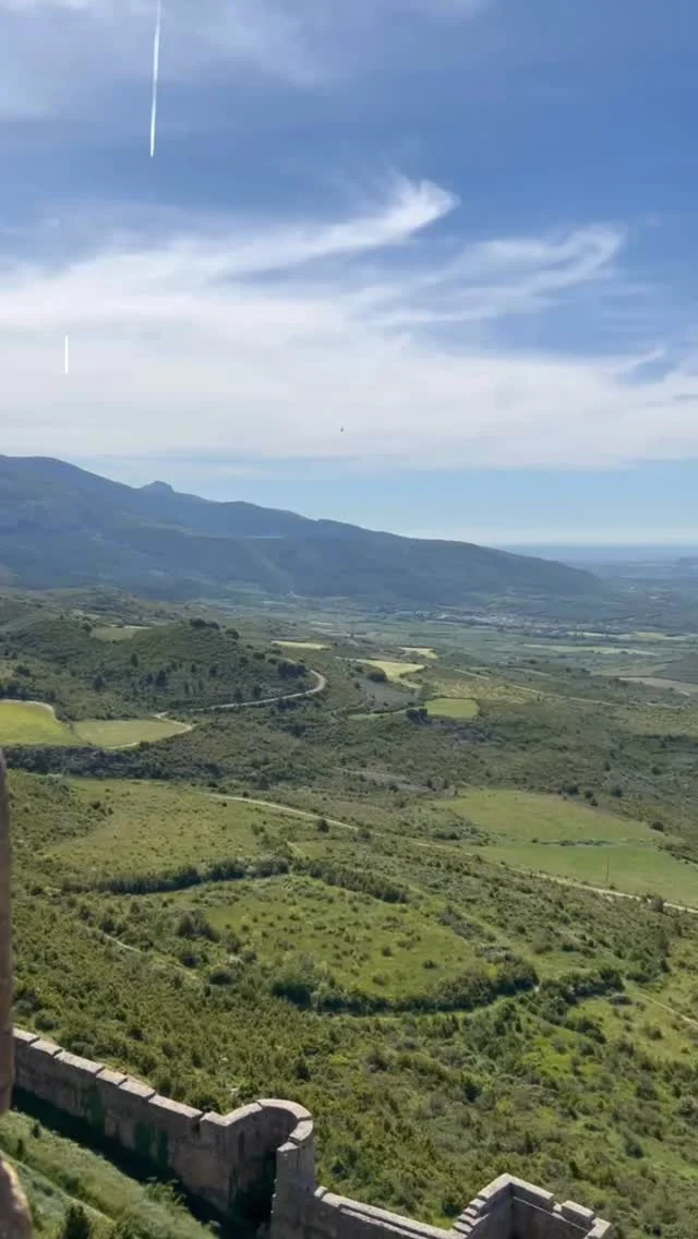 Una de las vistas más espectaculares a La Hoya de Huesca está en El Castillo de Loarre. 

Puedes disfrutar de su entorno natural mientras descubres su historia. 

🎟️ www.castillo-loarre.es 

#castillodeloarre #hoyadehuesca #castillosdeespaña #huescalamagia #pirineoaragones #huesca #huescaturismo #rutadecastillos #romanicoaragones