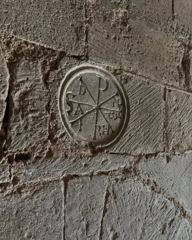 🧐¿Sabías que en el Castillo de Loarre hay uno de los crismones más peculiares del arte?

🏰El crismón se encuentra sobre la entrada de la cripta de Santa Quiteria que podrás visitar en el Castillo de Loarre. 

Este tipo de crismón solo se encuentra en el arte aragonés y se denominan crismones de tipo jaqués. Puedes encontrarlos también en La Catedral de Jaca, o en San Pedro “ El Viejo”. 

 🎟️ Coge tus entradas en www.castillo-loarre.es

#arteromanico #romanicoespañol #castillodeloarre #aragón #planesenelpirineo #pirineoaragonés #huescaturismo #huescalamagia #aragón